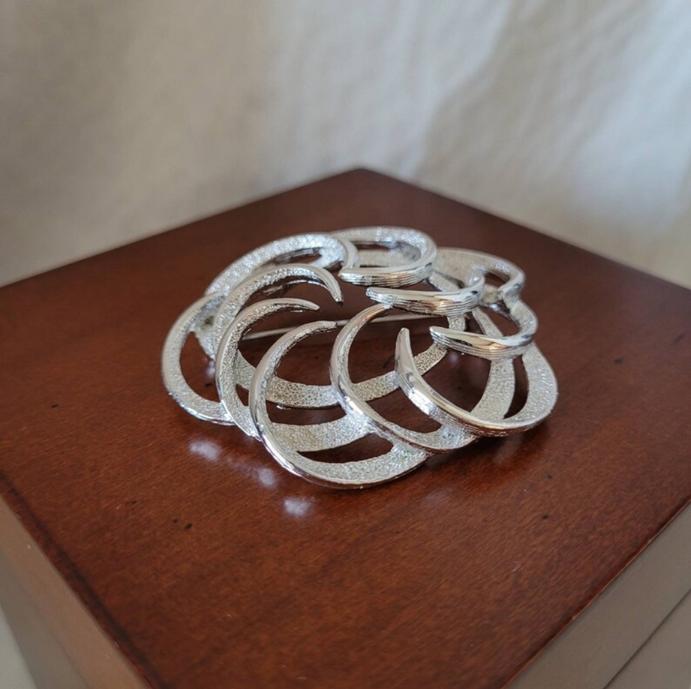 Vintage Sarah Coventry Silver Toned Brooch Signed Sarah Coventry